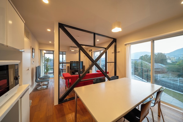 Vila conforto, vista para a baía | Opções para refeição no quarto