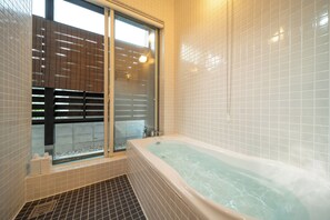 Comfort Villa, Bay View | Bathroom | Separate tub and shower, free toiletries, hair dryer, slippers - Villa.wRw (Beppu)