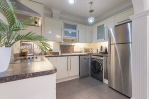 Private kitchen - Entire Chic Apartment in Hyde Park (London)