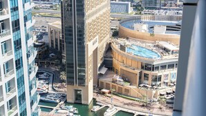 A marina with boats docked, a swimming pool, and high-rise buildings. - StayShort - 2BR in Dubai Marina that Sleeps 6 with Water Views! (Dubai Marina)