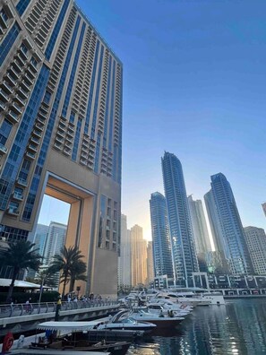Marina - Free housekeeping visits during your stay - StayShort - 2BR in Dubai Marina that Sleeps 6 with Water Views! (Dubai Marina)