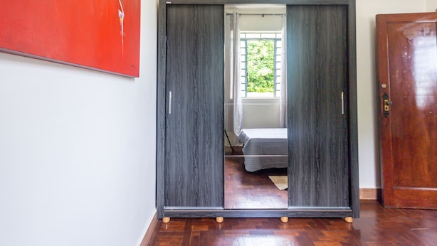 A room with a sliding door leading to a bed and a window. - Apartamento Pet Friendly com Garagem no Nova Su a (Belo Horizonte)
