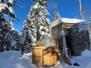 Outdoor spa tub - Glacia | Lakefront | Hot tub | Fireplace (Matawinie Regional County Municipality)