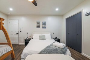 3 slaapkamers, een strijkplank/strijkijzer, reisbedje, wifi