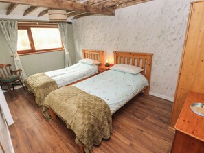2 quartos, individualmente decorados, individualmente mobiliados