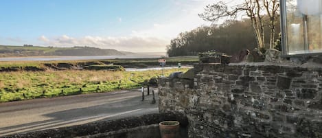 المنطقة المحيطة بالمنشأة