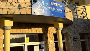 A building with a stone facade and a blue sign reading "RECEPCAO Condomínio do mar". - Casa Mar apartment, very close to Meia Praia beach, the Marina and the center of Lagos. (Lagos)