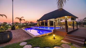 Piscine extérieure, parasols de plage, chaises longues