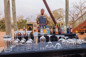 Outdoor dining - Shumbalala Game Lodge Botswana (Gaborone)