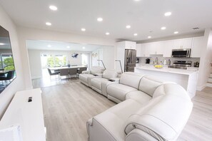 Smart TV, caminetto, impianto stereo