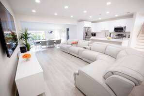 Smart TV, chimenea y estéreo 