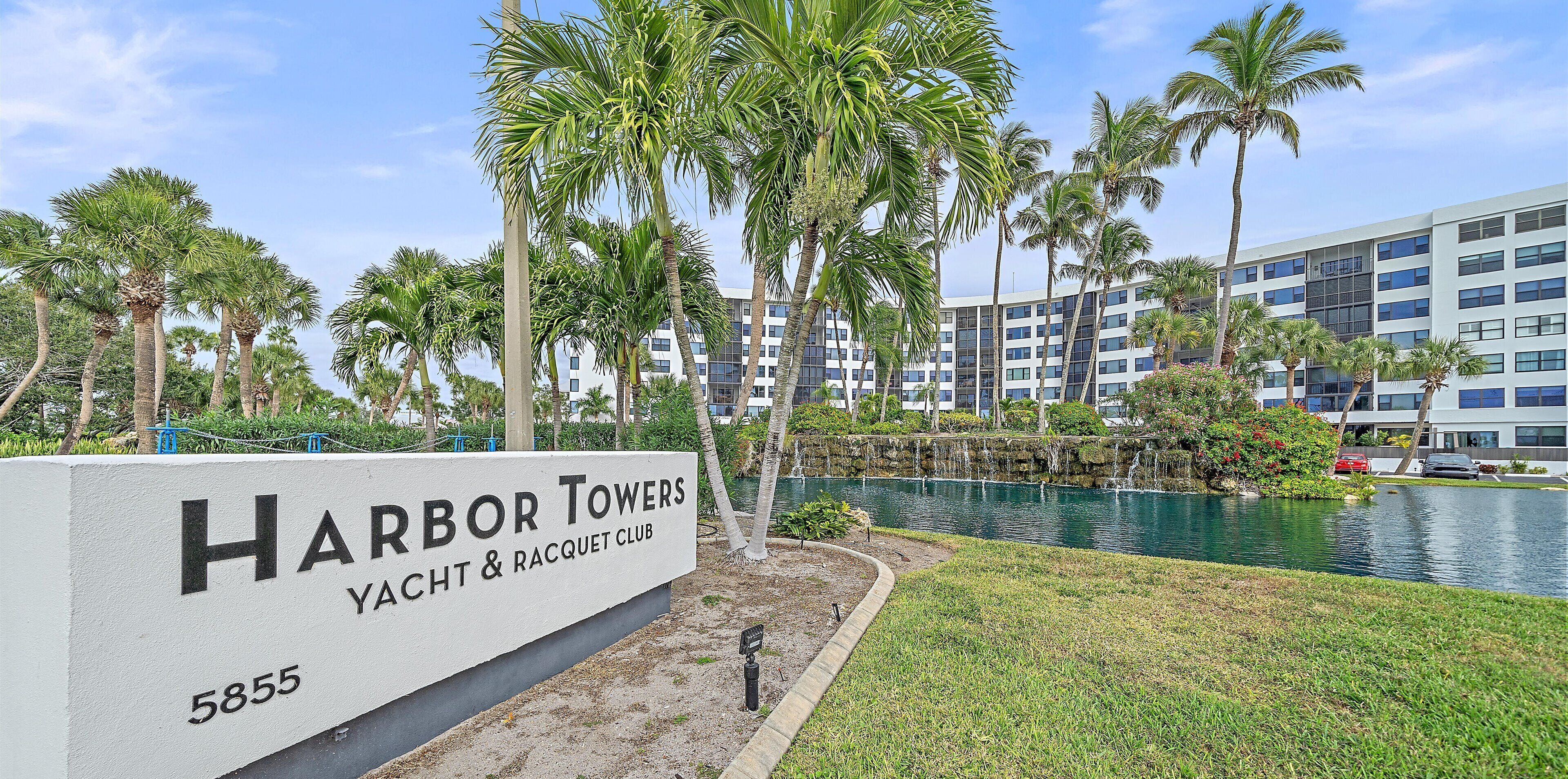 Indicador de Harbor Towers Yacht & Racquet Club amb vistes a un cos d'aigua i palmeres.