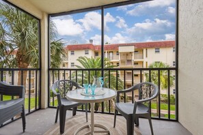 Outdoor dining - Condo 321 Steps to Siesta Key Beach (Sarasota)