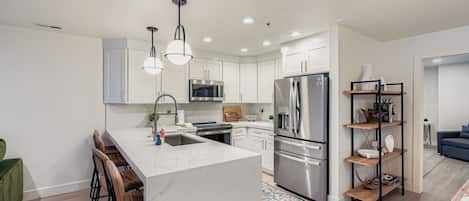 Kjøleskap, mikrobølgeovn, ovn og kokeplater