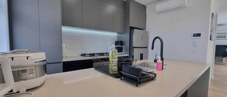 Refrigerador, microondas, horno, placa de cocina