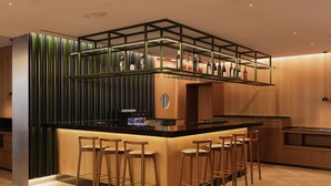 Bar (on property) - Castle Glimpses, Magical Light Show & Pool Bliss—Your Lisbon Retreat Awaits (Lisboa)