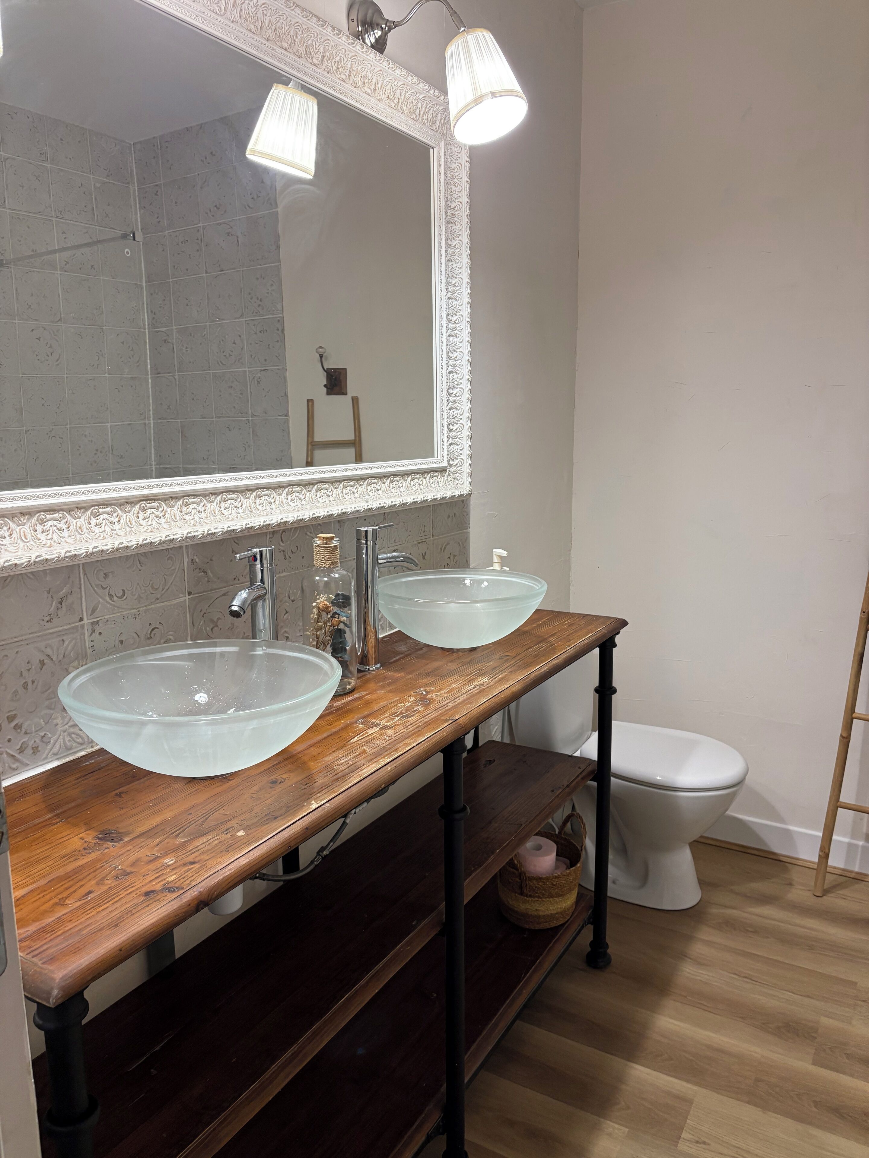 Douche, sèche-cheveux, serviettes fournies, savon