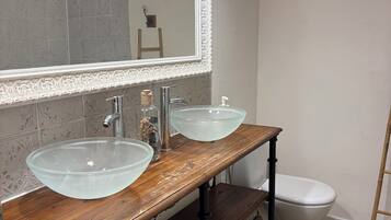 Douche, sĂšche-cheveux, serviettes fournies, savon