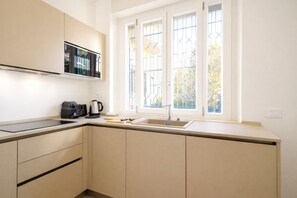 Kühlschrank, Mikrowelle, Ofen, Herdplatte