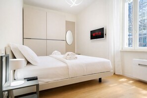 1 slaapkamer, een bureau, een strijkplank/strijkijzer, reisbedje