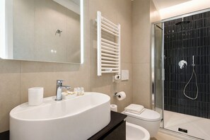 Ducha, secador de pelo, bidet, toallas