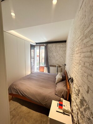 2 slaapkamers, een strijkplank/strijkijzer, internet, beddengoed