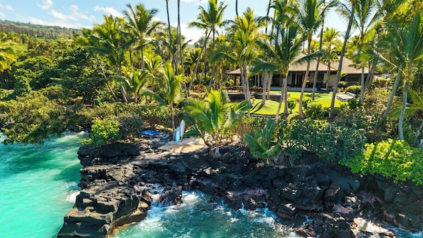 Un complexe hôtelier tropical doté d’une côte rocheuse, d’eaux turquoise cristallines et d’une végétation luxuriante.
