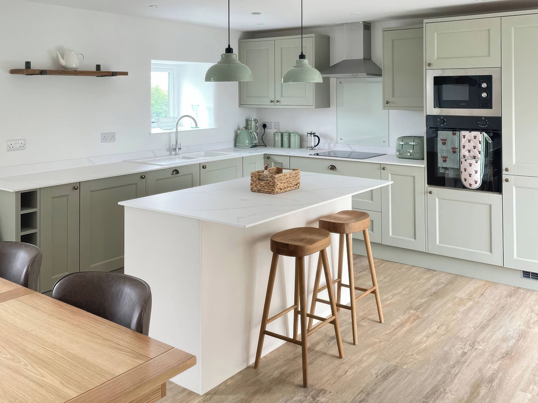 Cottage | Private kitchen | Dishwasher, cookware/dishes/utensils