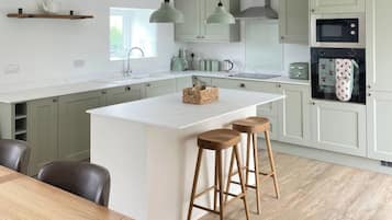 Cottage | Private kitchen | Dishwasher, cookware/dishes/utensils