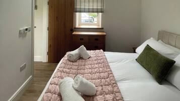 Cottage | 2 bedrooms, individually decorated, individually furnished, free WiFi