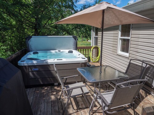 Cozy Sparta Getaway Near Indian Lakes, New Hot Tub!