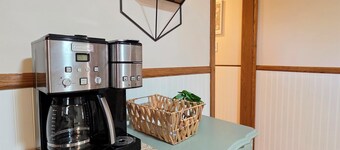 Cozy Sparta Getaway Near Indian Lakes, New Hot Tub!