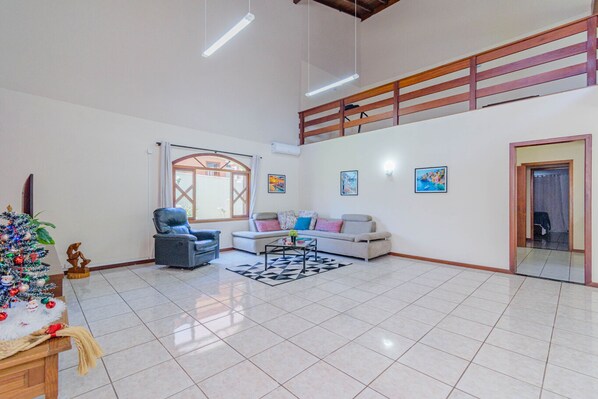 4 bedrooms - Casa com Piscina e Churrasqueira No Campeche (Florianópolis)