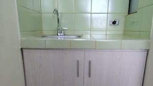 Un baño con lavabo, espejo y armarios.
