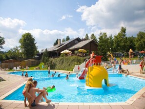 Pool - Holiday Home in Dochamps With hot tub (Manhay)