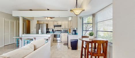 Jääkaappi, mikroaaltouuni, uuni, liesi