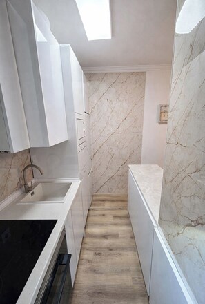 Fridge, microwave, oven, stovetop - Cozy apartment near the beach in Costa de Caparica (Costa da Caparica)