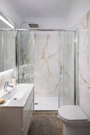 Hair dryer, towels, soap, toilet paper - Cozy apartment near the beach in Costa de Caparica (Costa da Caparica)