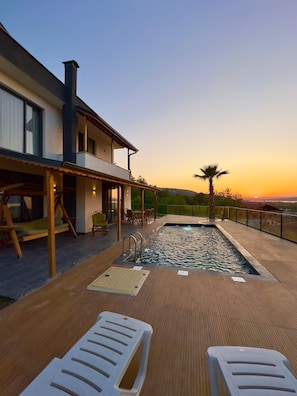 A modern house with a rooftop pool, outdoor seating, and a scenic sunset view. - ASİL VİLLA SAPANCA (Sapanca)