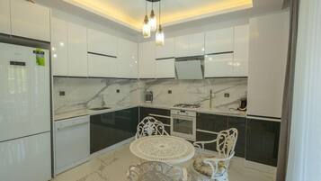 Comfort Villa, Lake View | Private kitchen