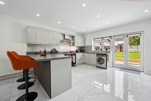 Microwave, oven, stovetop - Spacious 7-bedroom townhome in beautiful Birmingham (Birmingham)