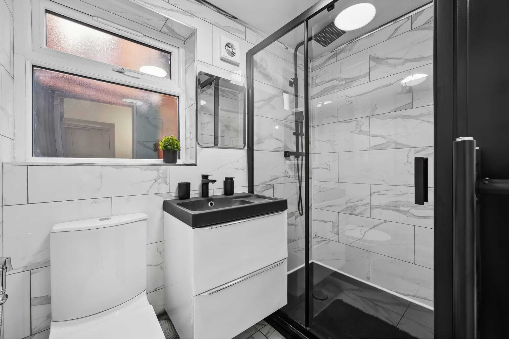 Shower, hair dryer, bidet, towels