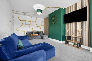 TV - Spacious 7-bedroom townhome in beautiful Birmingham (Birmingham)