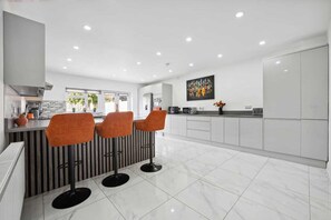 Microwave, oven, stovetop - Spacious 7-bedroom townhome in beautiful Birmingham (Birmingham)