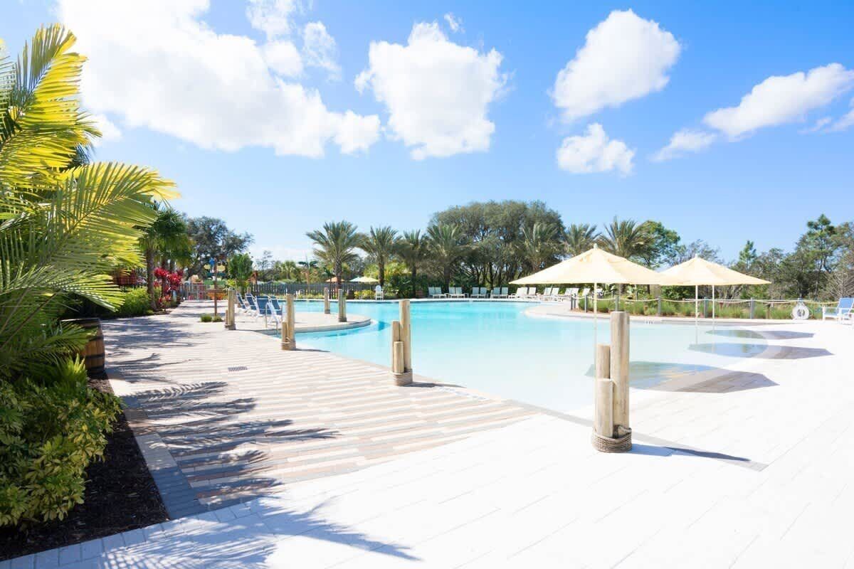 Een buitenzwembad en een verwarmd zwembad