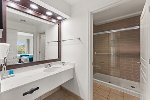 Towels, toilet paper - Pool View Suite – Near Disney, 1BR Comfort (Orlando)