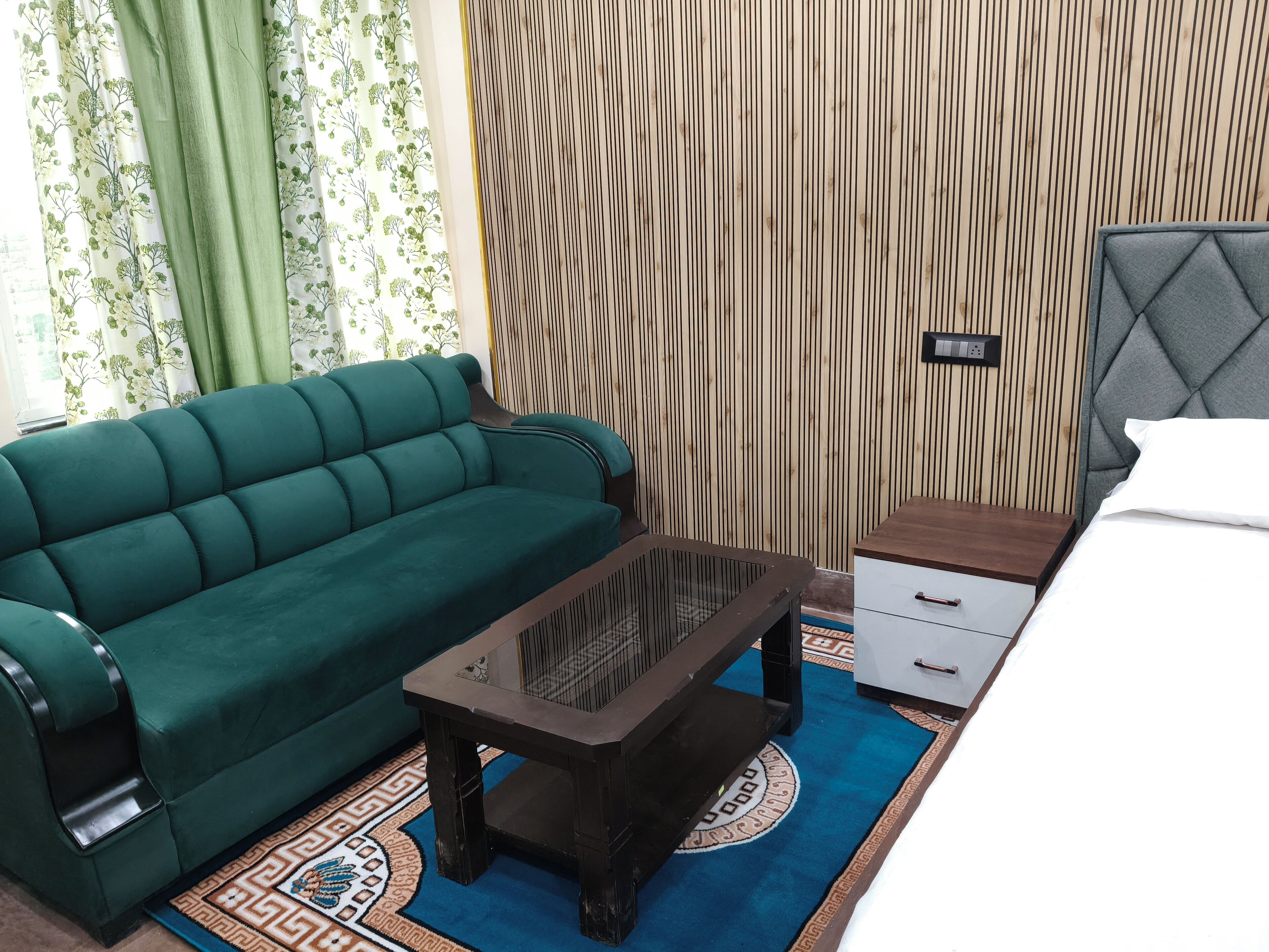 Laptop workspace, free WiFi