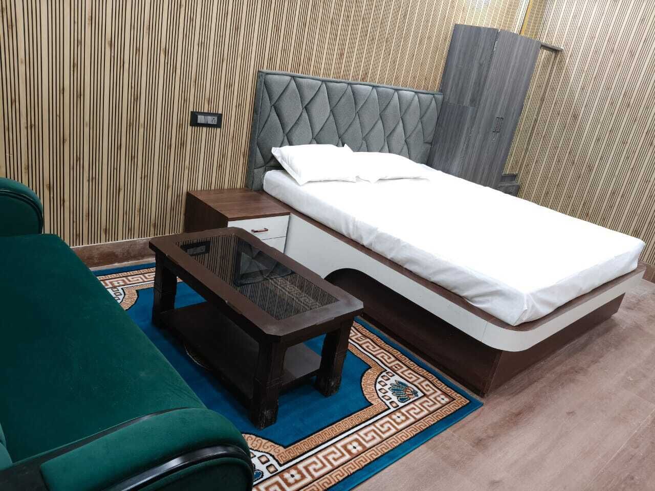 Laptop workspace, free WiFi