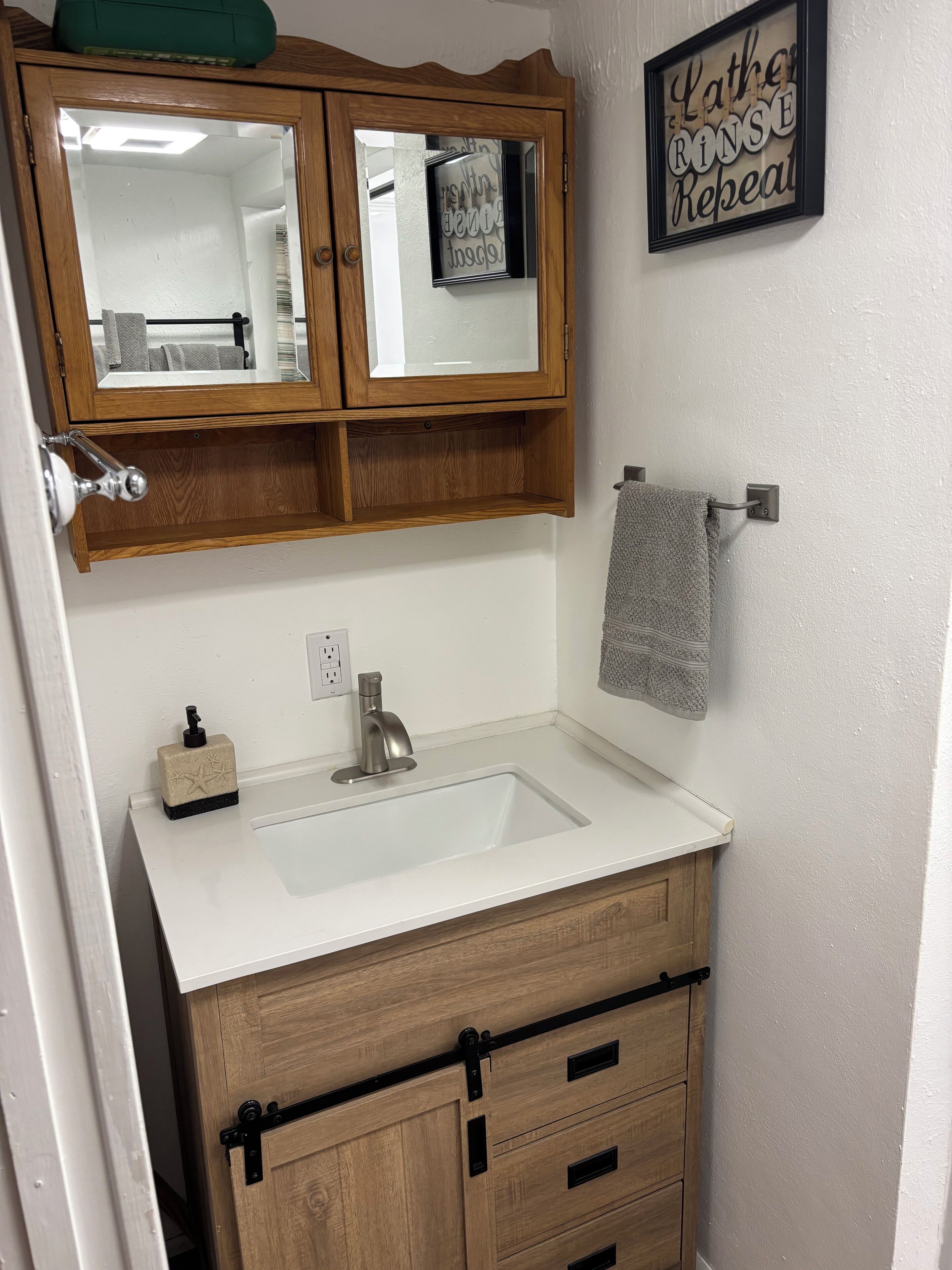 Ducha, secador de pelo, toallas, jabón