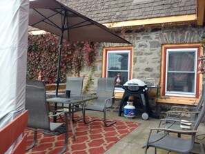 Outdoor dining - Crews on INN to a Private 2 Bedroom 2 Bath Suite apartment One Block to downtown (Huntsville)
